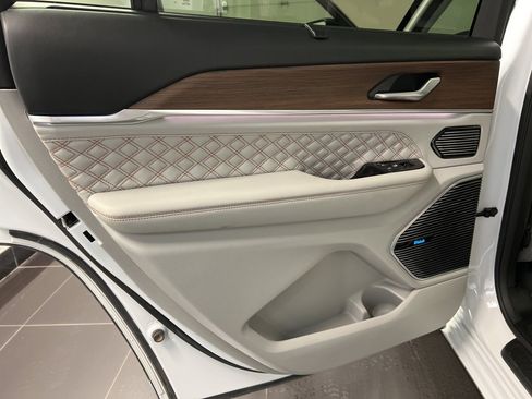 Used 2021 Jeep Grand Cherokee L Summit w/ Advanced Protech Group IV image 38