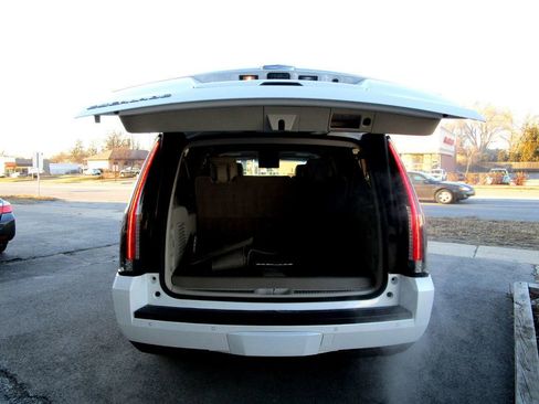 Used 2017 Cadillac Escalade ESV Luxury image 40