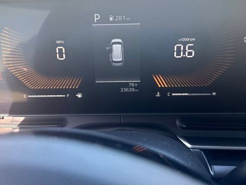 Used 2025 Kia Carnival FWD image 7
