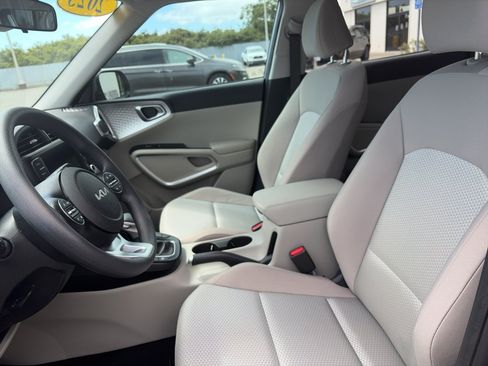 Used 2023 Kia Soul LX FWD image 6