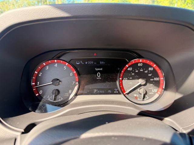 Used 2025 Nissan Frontier PRO-4X AWD/4WD image 3