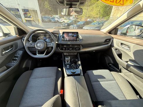 Used 2023 Nissan Rogue SV image 11