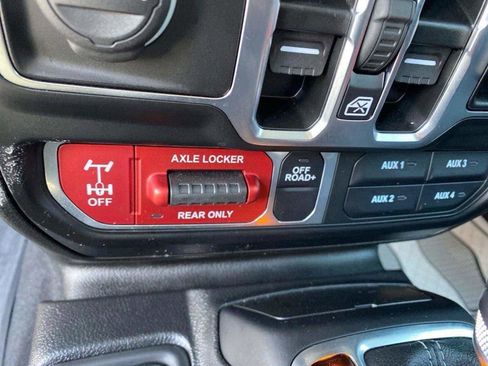 Used 2025 Jeep Wrangler Willys image 11