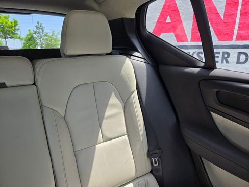 Used 2022 Volvo XC40 T5 Momentum AWD/4WD image 14