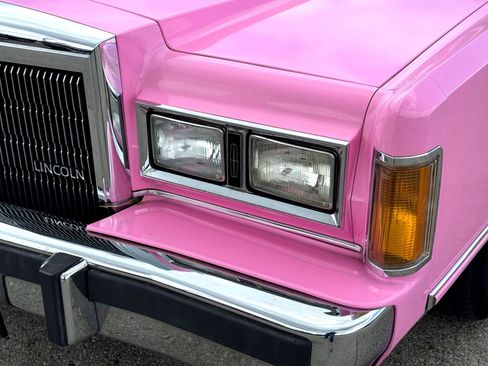 Used 1989 Lincoln Town Car Signature image 4