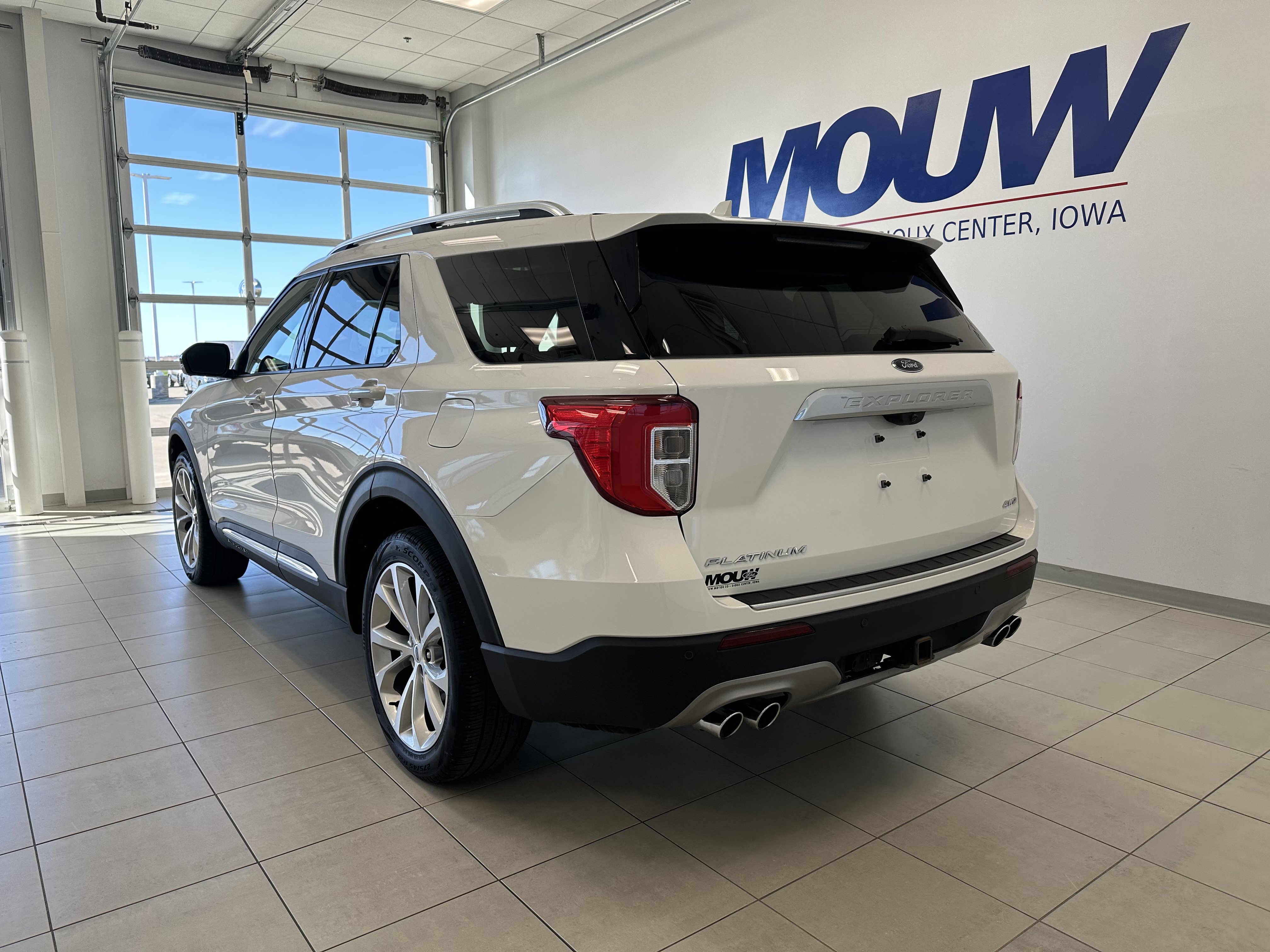 Used 2023 Ford Explorer Platinum w/ Technology Package AWD/4WD image 6