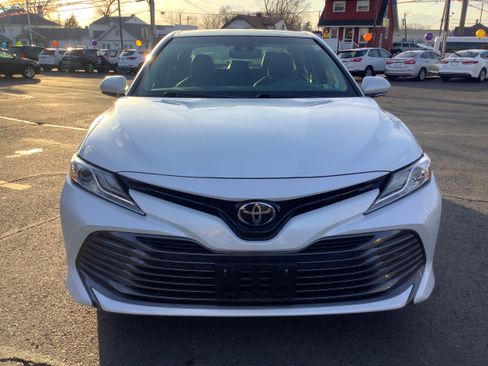 Used 2018 Toyota Camry XLE image 3