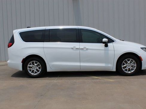 Used 2021 Chrysler Voyager LX image 3