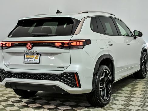 Certified 2025 Volkswagen Tiguan SEL R-Line AWD/4WD image 8