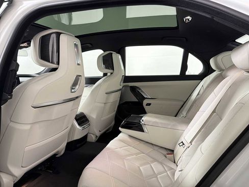 New 2026 BMW i7 xDrive60 w/ Premium Package AWD/4WD image 18
