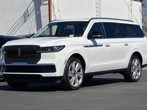 Used 2025 Lincoln Navigator L Reserve image 8