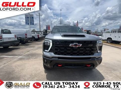 Used 2025 Chevrolet Silverado 2500 ZR2 w/ Technology Package AWD/4WD image 3