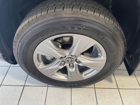 Used 2025 Toyota RAV4 XLE FWD image 5