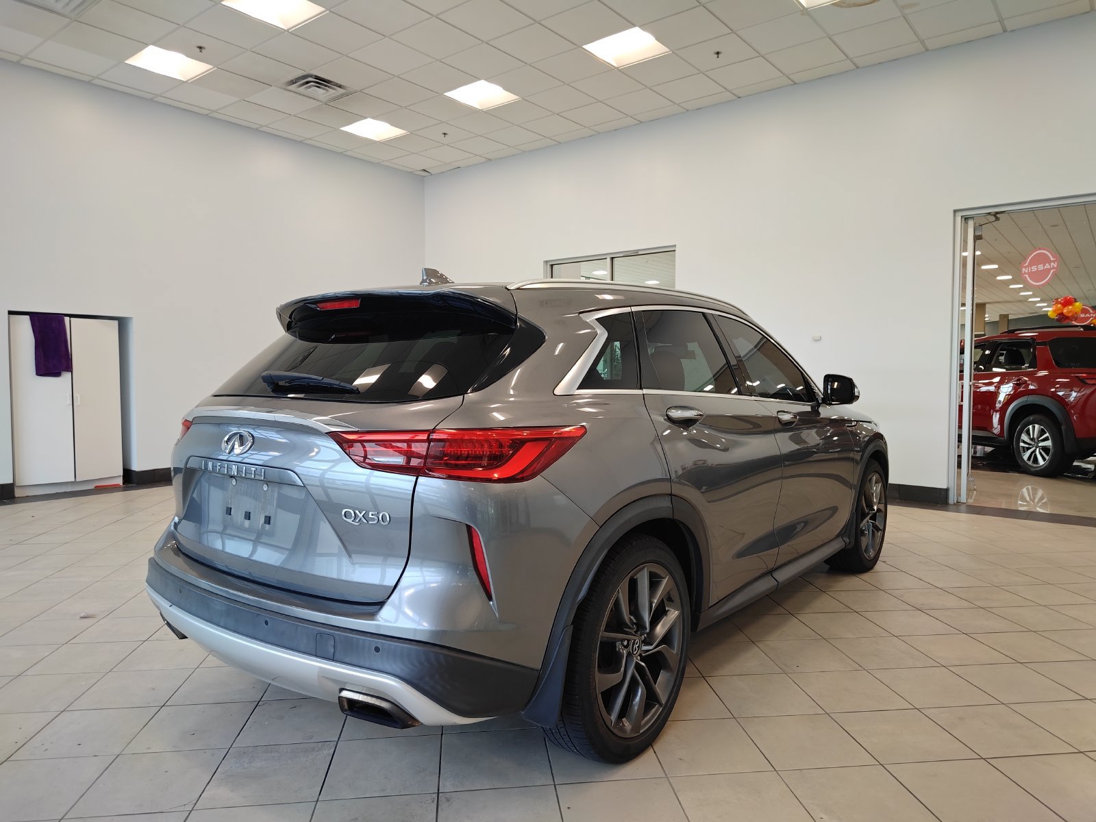Used 2019 INFINITI QX50 Essential w/ Sensory Package AWD/4WD image 3