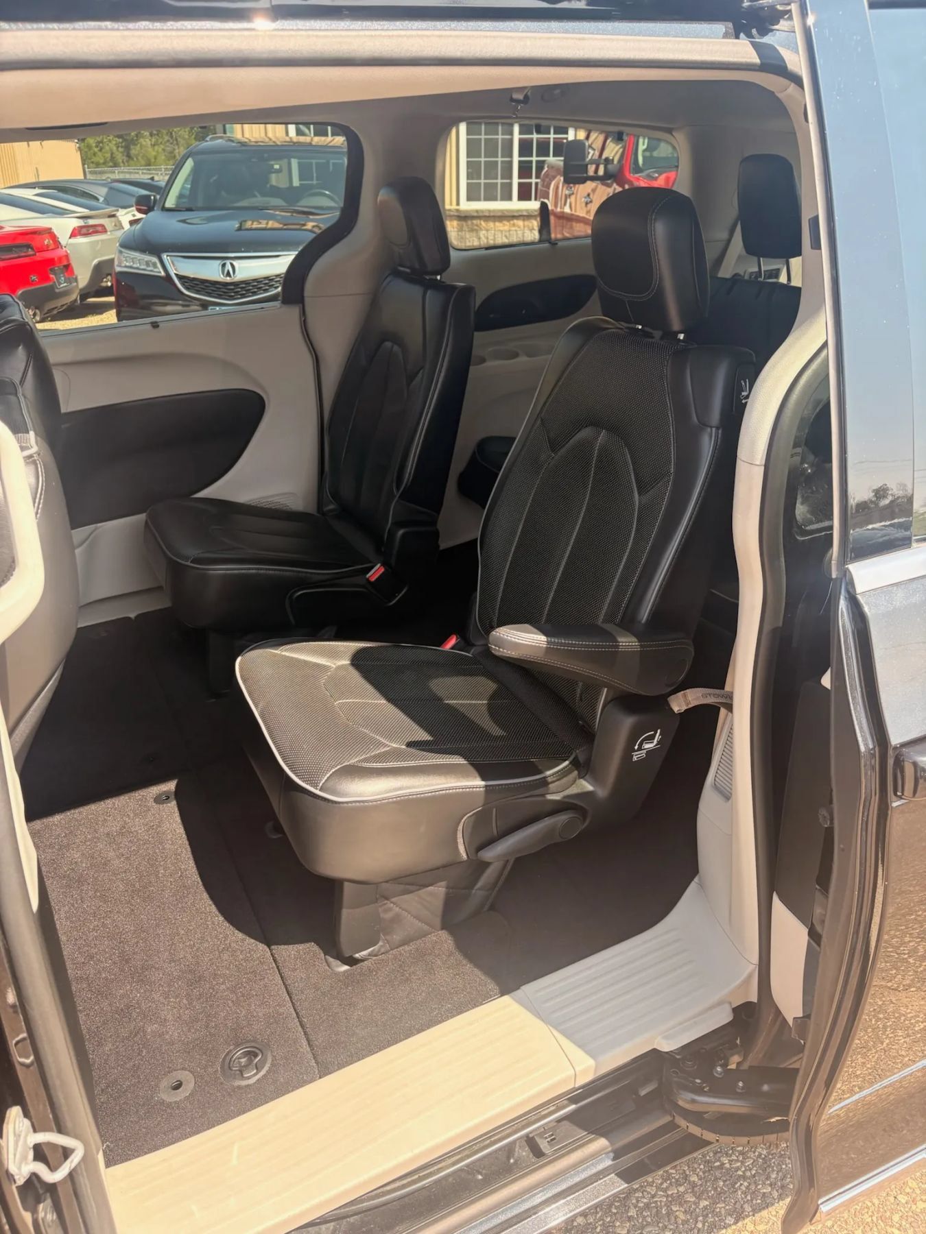 Used 2017 Chrysler Pacifica Limited w/ Advanced Safetytec Group FWD image 44