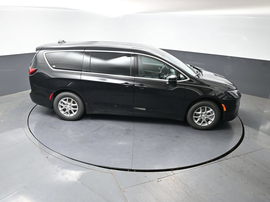 New 2027 Chrysler Pacifica Select w/ Family Tech Group FWD image 32