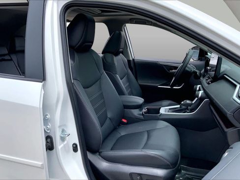Used 2025 Toyota RAV4 Limited FWD image 9