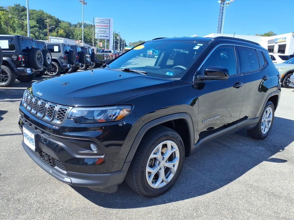 Used 2024 Jeep Compass Latitude AWD/4WD image 8