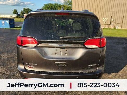 Used 2020 Chrysler Pacifica Limited FWD image 3
