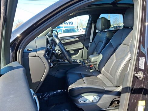 Used 2025 Porsche Macan AWD/4WD image 13