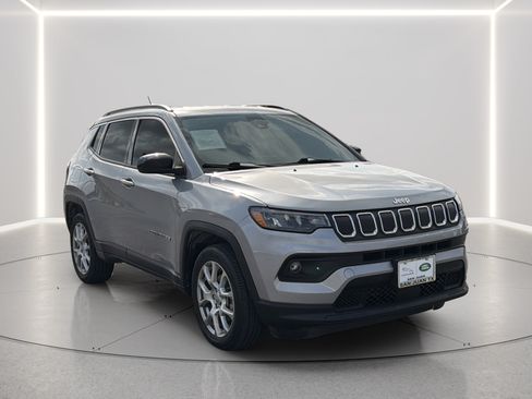Used 2022 Jeep Compass Latitude AWD/4WD image 10
