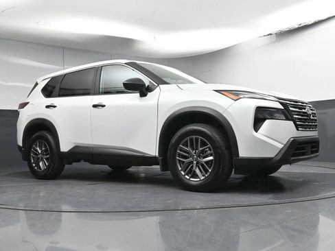 Used 2025 Nissan Rogue S image 21