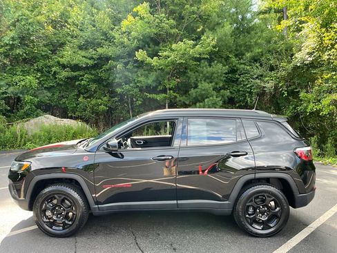 Used 2023 Jeep Compass Trailhawk w/ Trailhawk Convenience Group AWD/4WD image 2