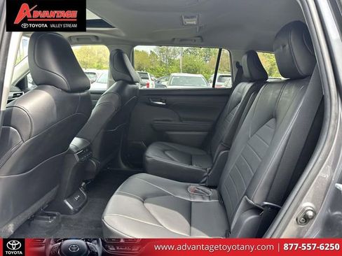 Used 2023 Toyota Highlander XLE AWD/4WD image 14