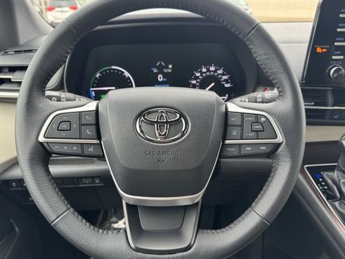 Certified 2023 Toyota Sienna XLE image 28