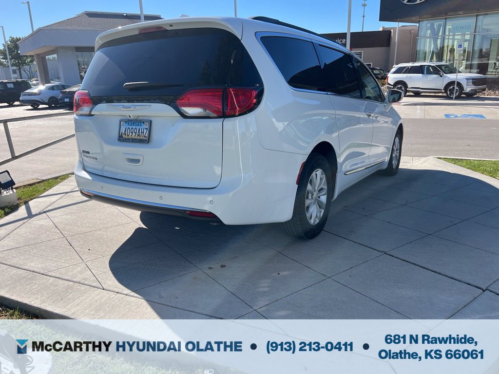 Used 2017 Chrysler Pacifica Touring-L FWD image 9