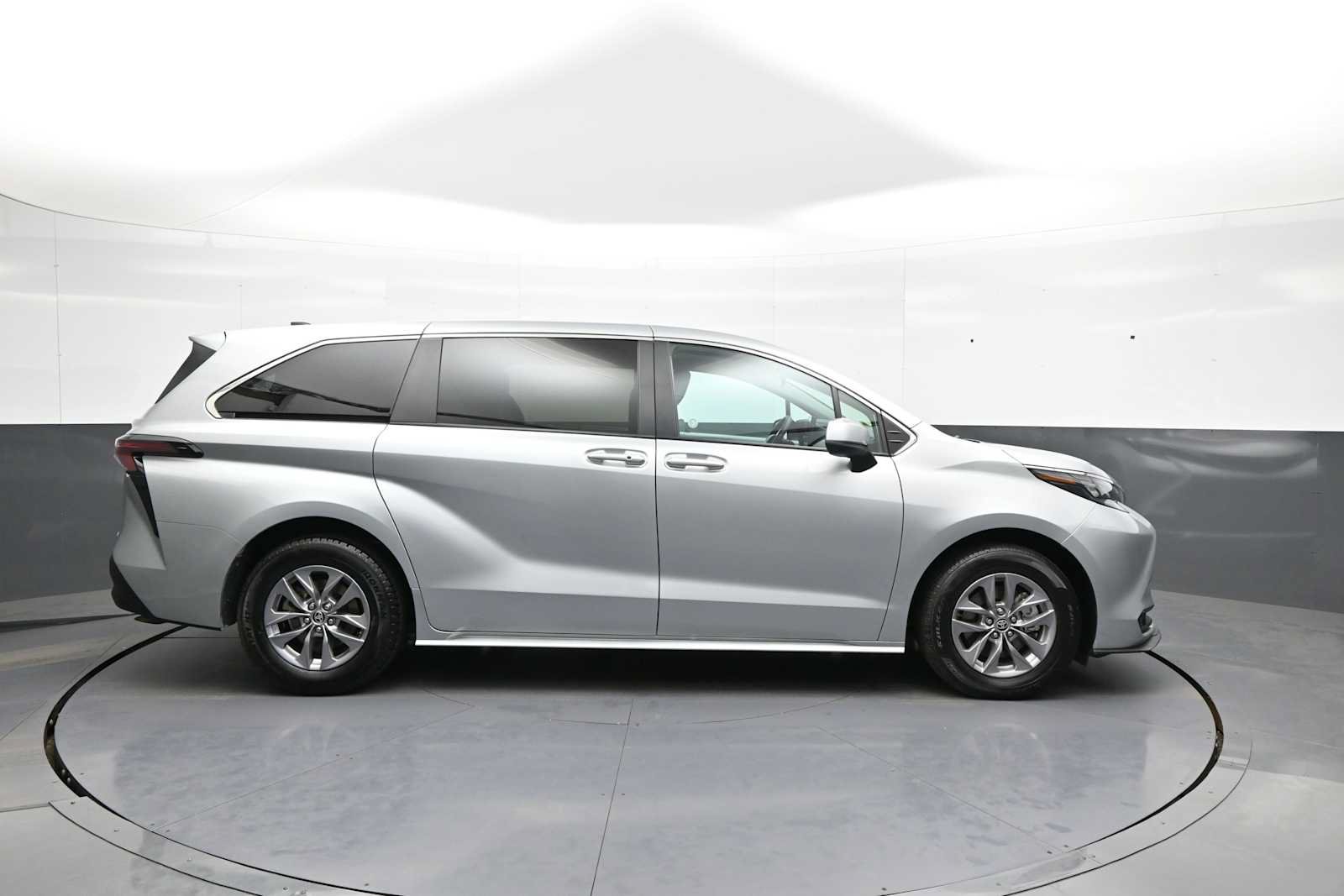 Used 2025 Toyota Sienna LE FWD image 5