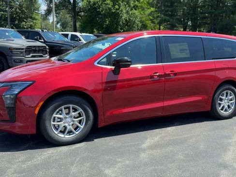New 2027 Chrysler Pacifica Select FWD image 3