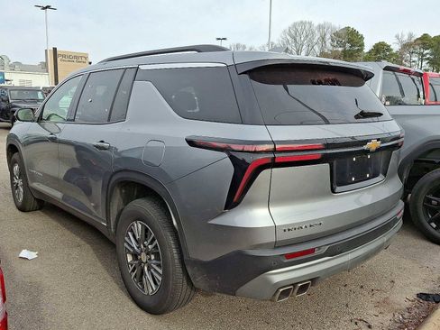 Used 2025 Chevrolet Traverse LT image 4