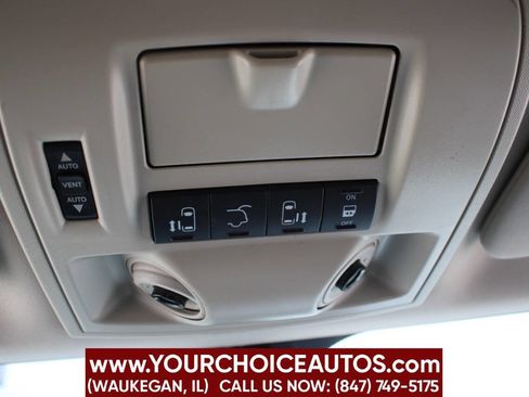 Used 2016 Chrysler Town & Country Touring-L image 28