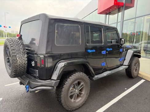 Used 2017 Jeep Wrangler Unlimited Sahara AWD/4WD image 4