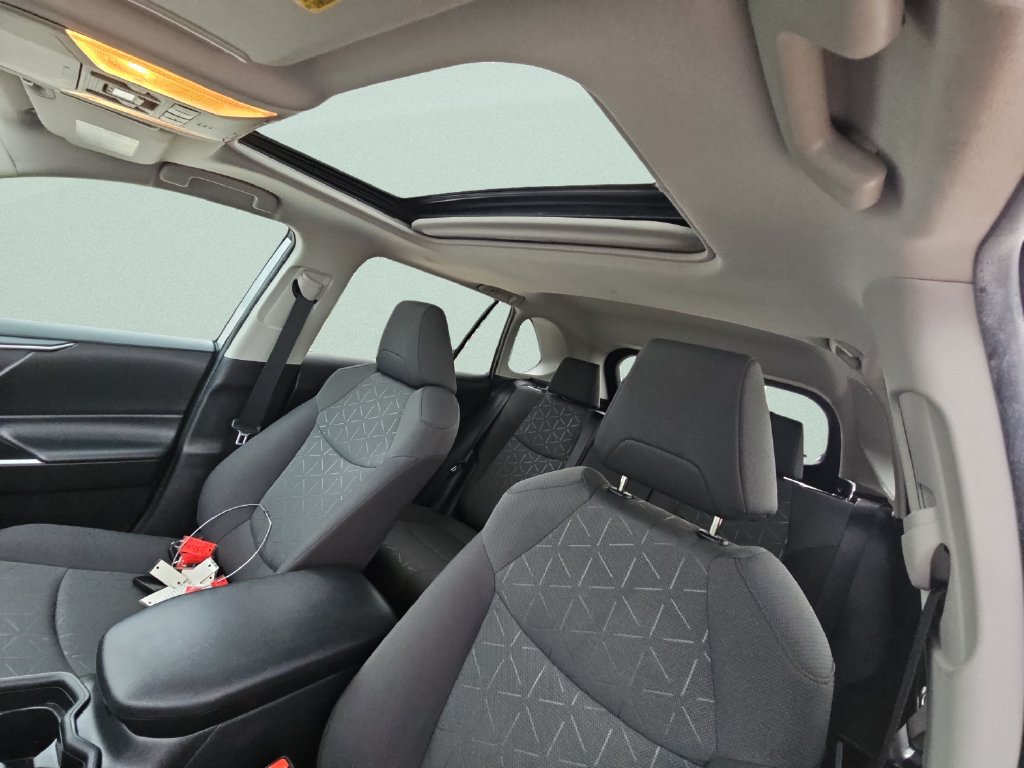 Certified 2021 Toyota RAV4 XLE w/ Convenience Package FWD image 18