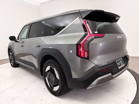 Used 2024 Kia EV9 Light Long Range RWD image 15