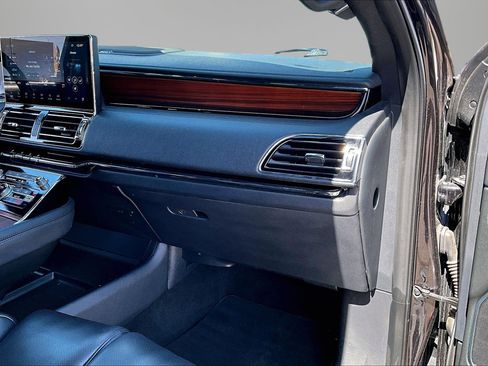 Used 2024 Lincoln Navigator Premiere image 25