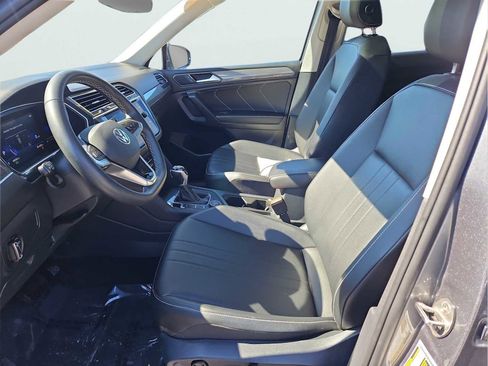 Used 2022 Volkswagen Tiguan SE image 17