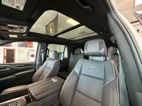 Used 2023 Cadillac Escalade Premium Luxury AWD/4WD image 18