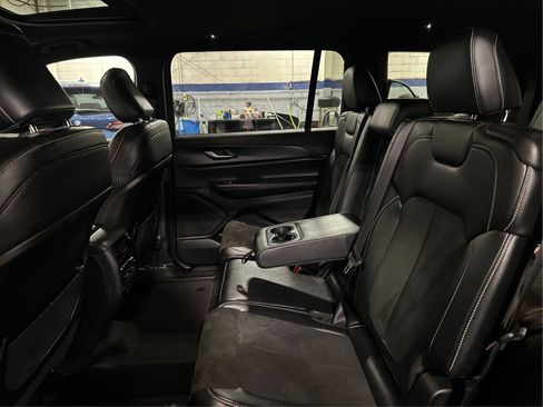 Used 2025 Jeep Grand Cherokee L Altitude AWD/4WD image 10