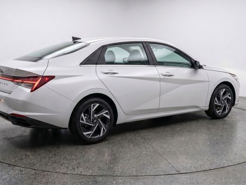 Used 2025 Hyundai Elantra SEL FWD image 9