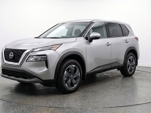 Used 2025 Nissan Rogue SV image 3