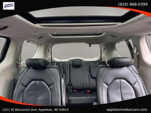 Used 2018 Chrysler Pacifica Touring-L Plus FWD image 17