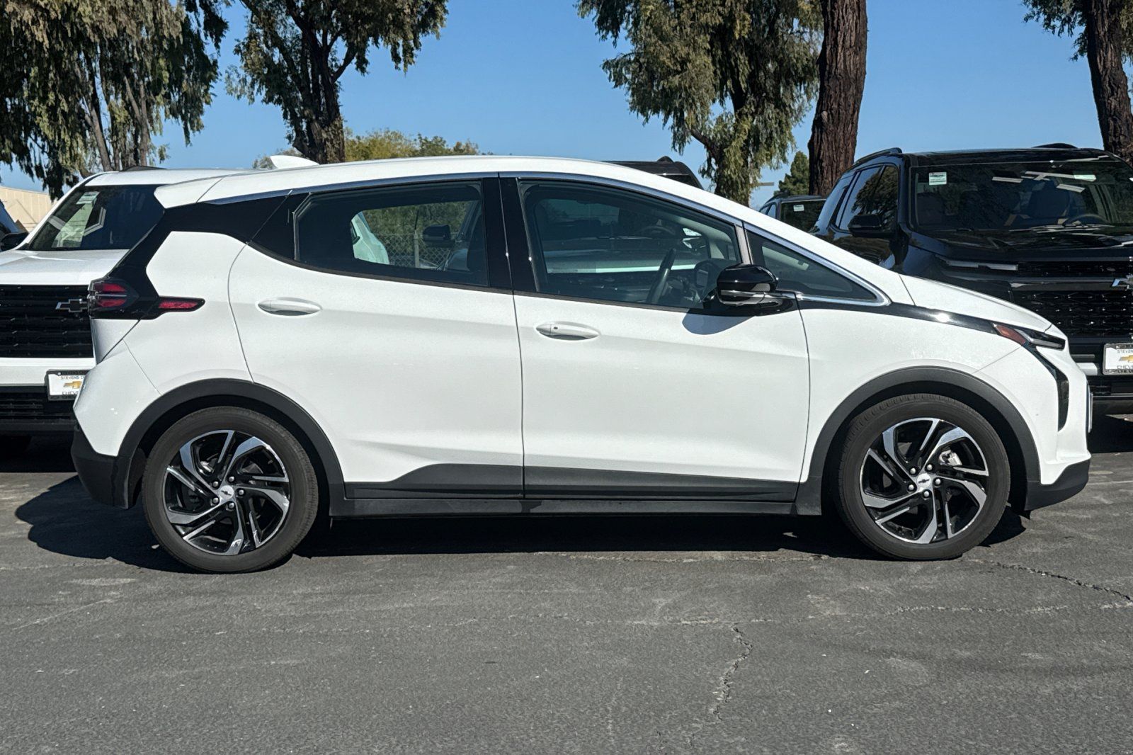 Used 2023 Chevrolet Bolt LT w/ Infotainment Package FWD image 4