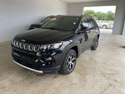 Used 2024 Jeep Compass Limited AWD/4WD image 2