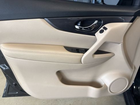 Used 2017 Nissan Rogue S image 7