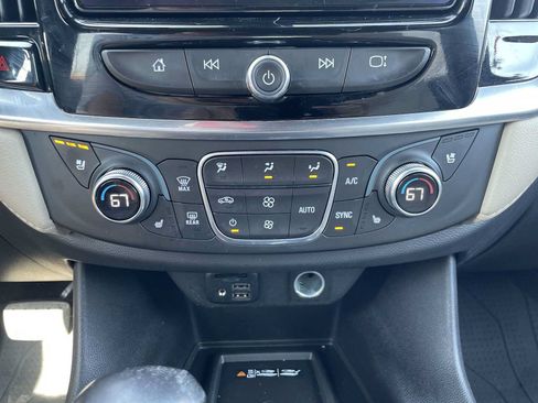 Used 2022 Chevrolet Traverse Premier AWD/4WD image 18