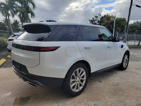 Used 2025 Land Rover Range Rover Sport SE AWD/4WD image 4