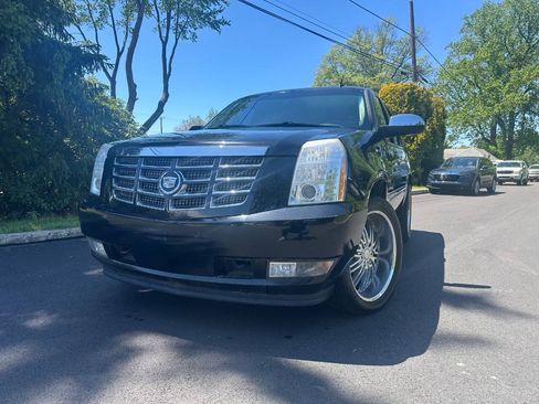 Used 2009 Cadillac Escalade AWD image 2